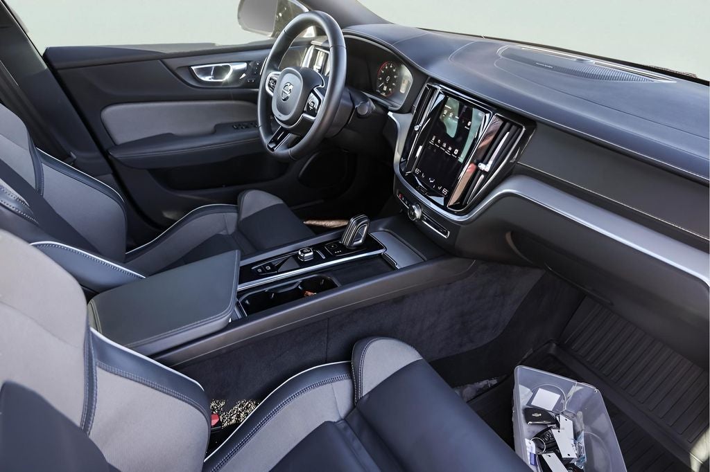 2022 Volvo S60 B5 R-Design