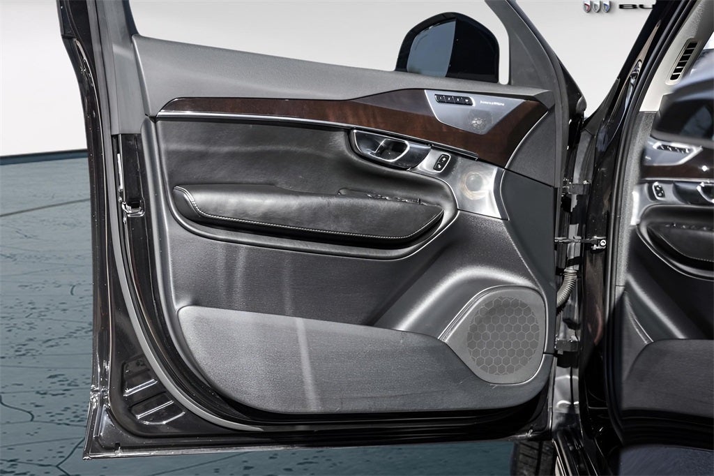 2017 Volvo XC90 T6 Momentum