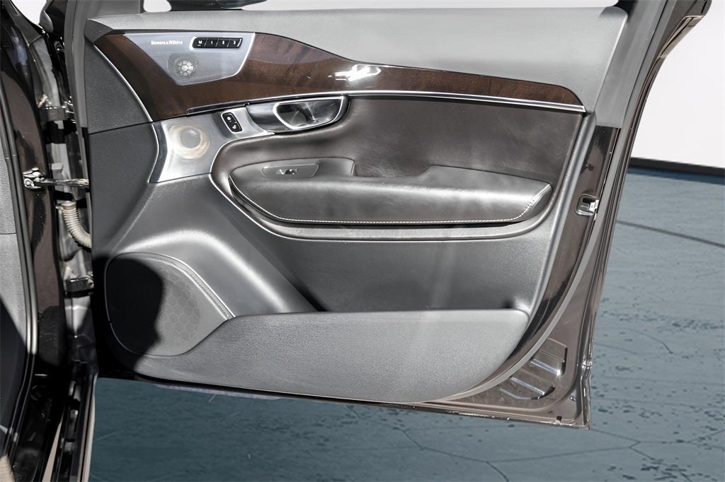 2017 Volvo XC90 T6 Momentum