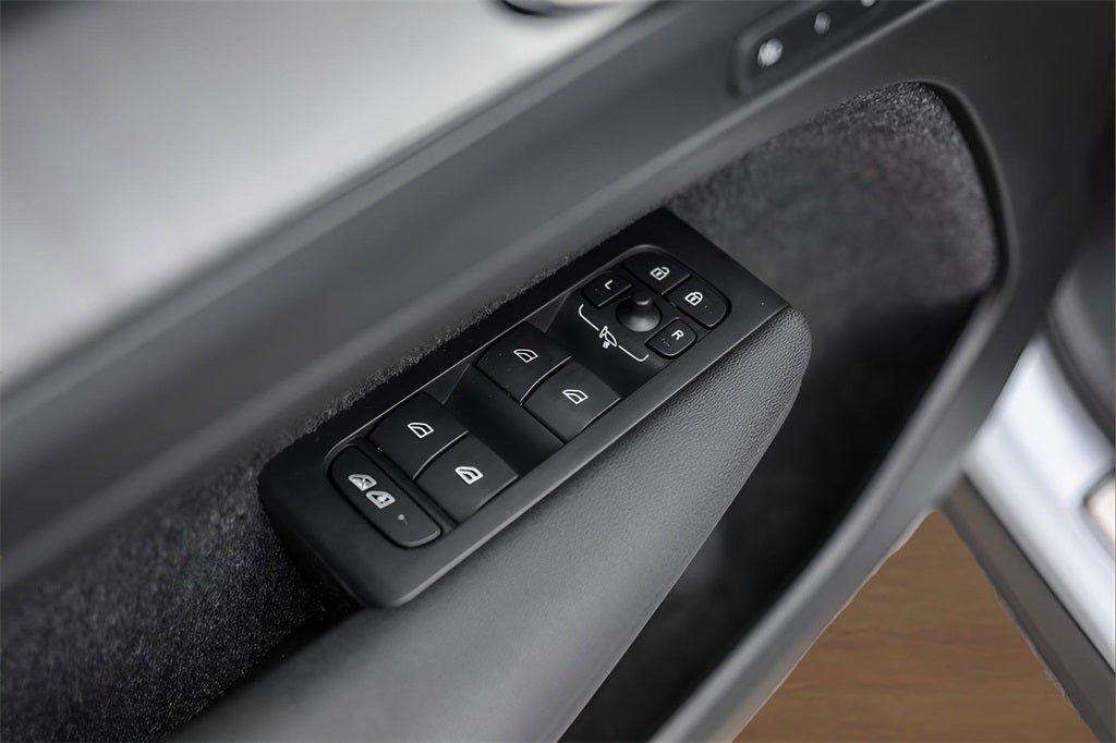 2024 Volvo XC40 Ultimate