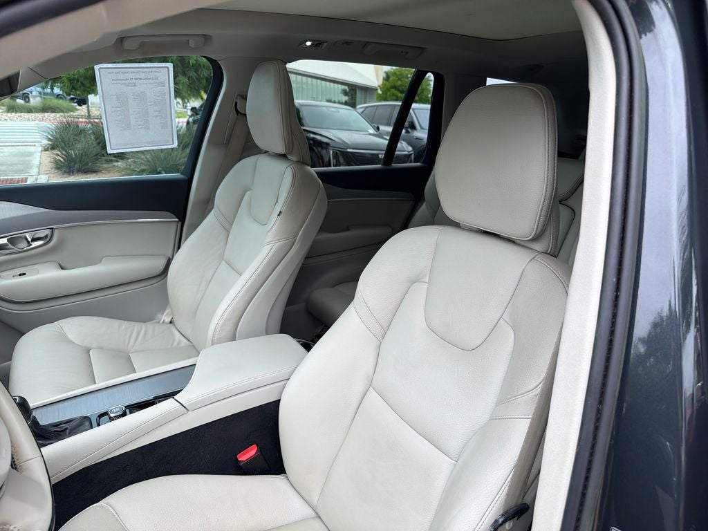 2022 Volvo XC90 T5 Momentum