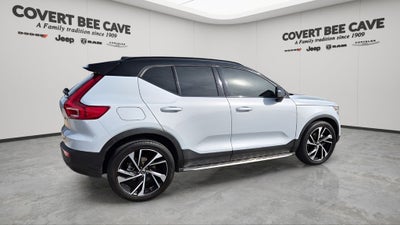 2022 Volvo XC40 R-Design