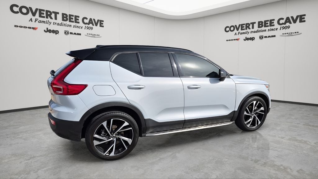 2022 Volvo XC40 R-Design