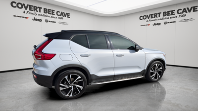2022 Volvo XC40 R-Design
