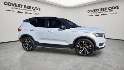 2022 Volvo XC40 R-Design