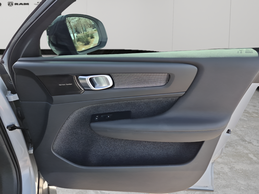 2022 Volvo XC40 R-Design