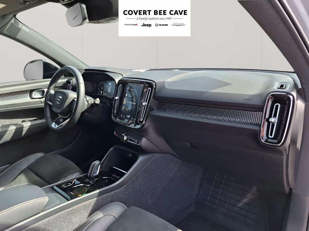 2022 Volvo XC40 R-Design