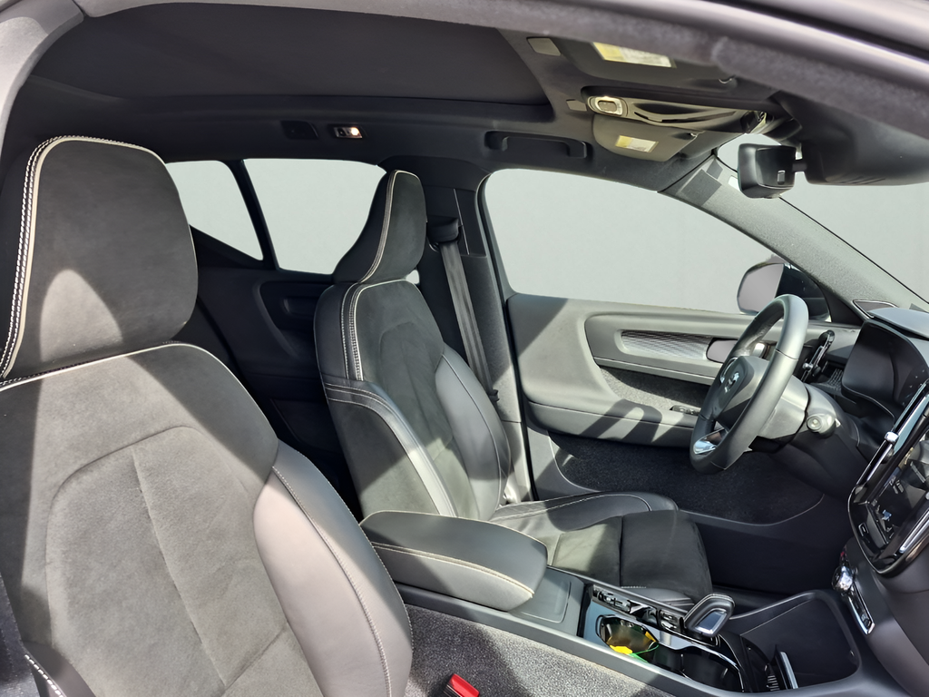 2022 Volvo XC40 R-Design