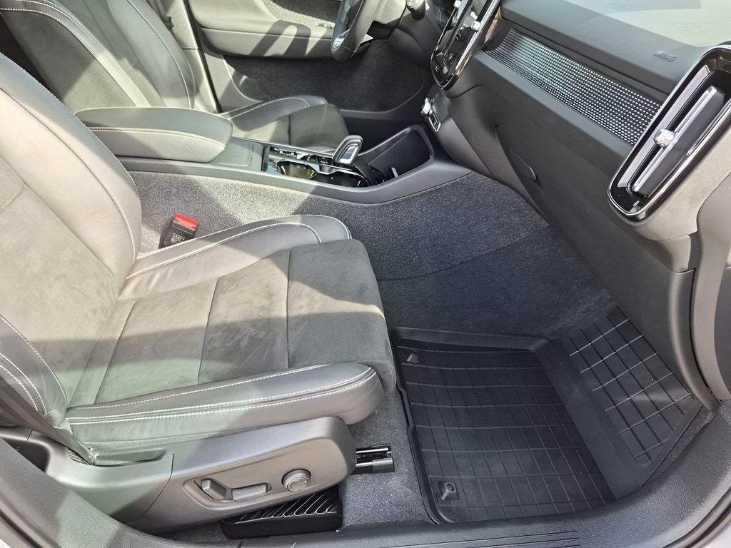 2022 Volvo XC40 R-Design