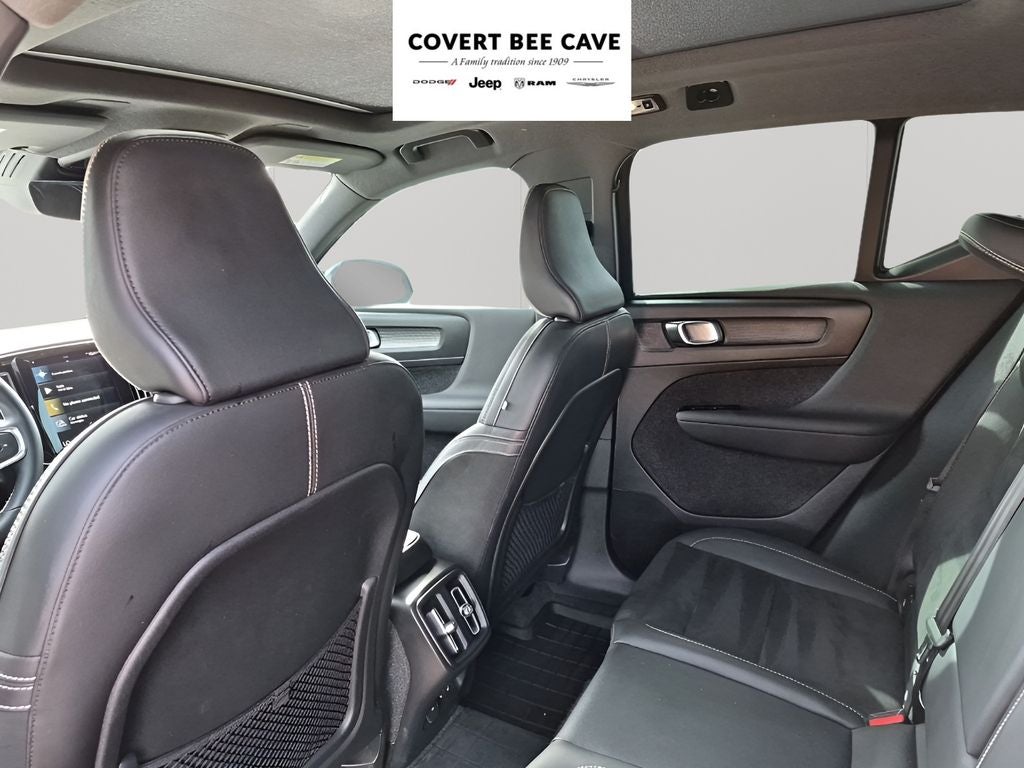 2022 Volvo XC40 R-Design