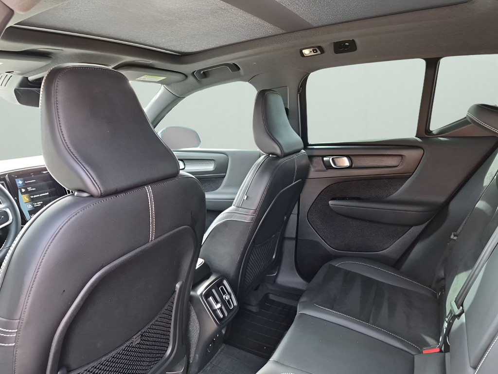 2022 Volvo XC40 R-Design