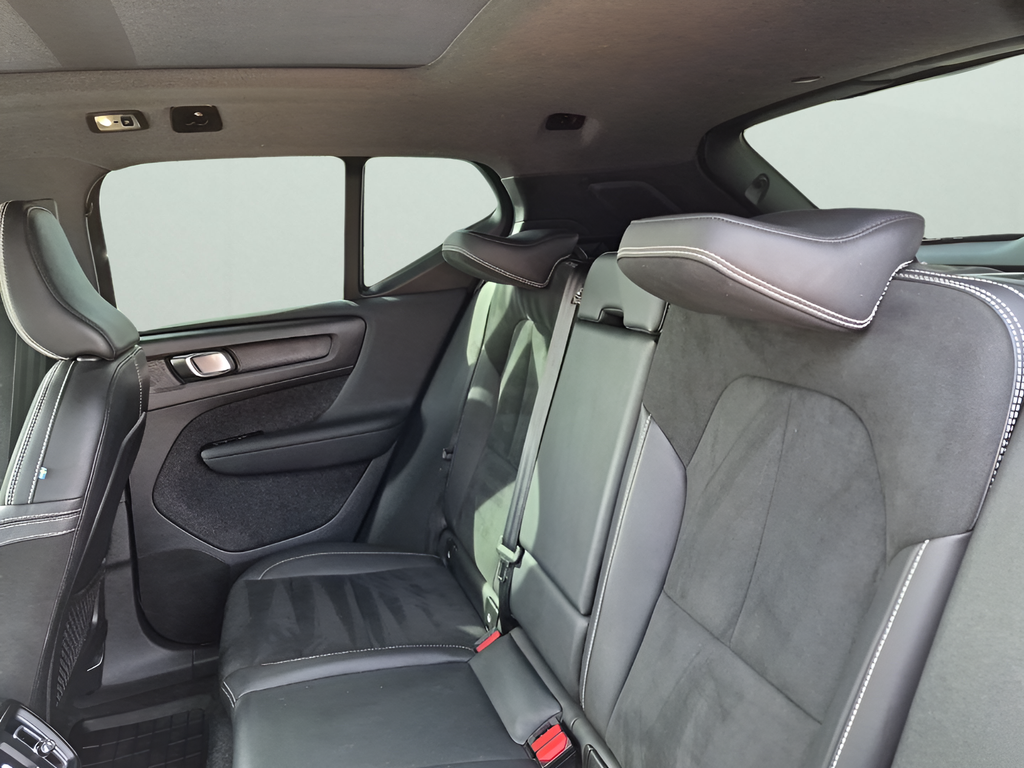 2022 Volvo XC40 R-Design