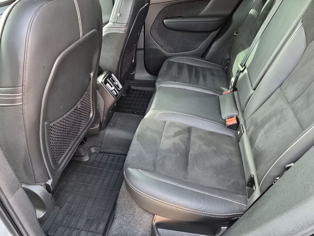 2022 Volvo XC40 R-Design