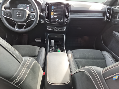 2022 Volvo XC40 R-Design