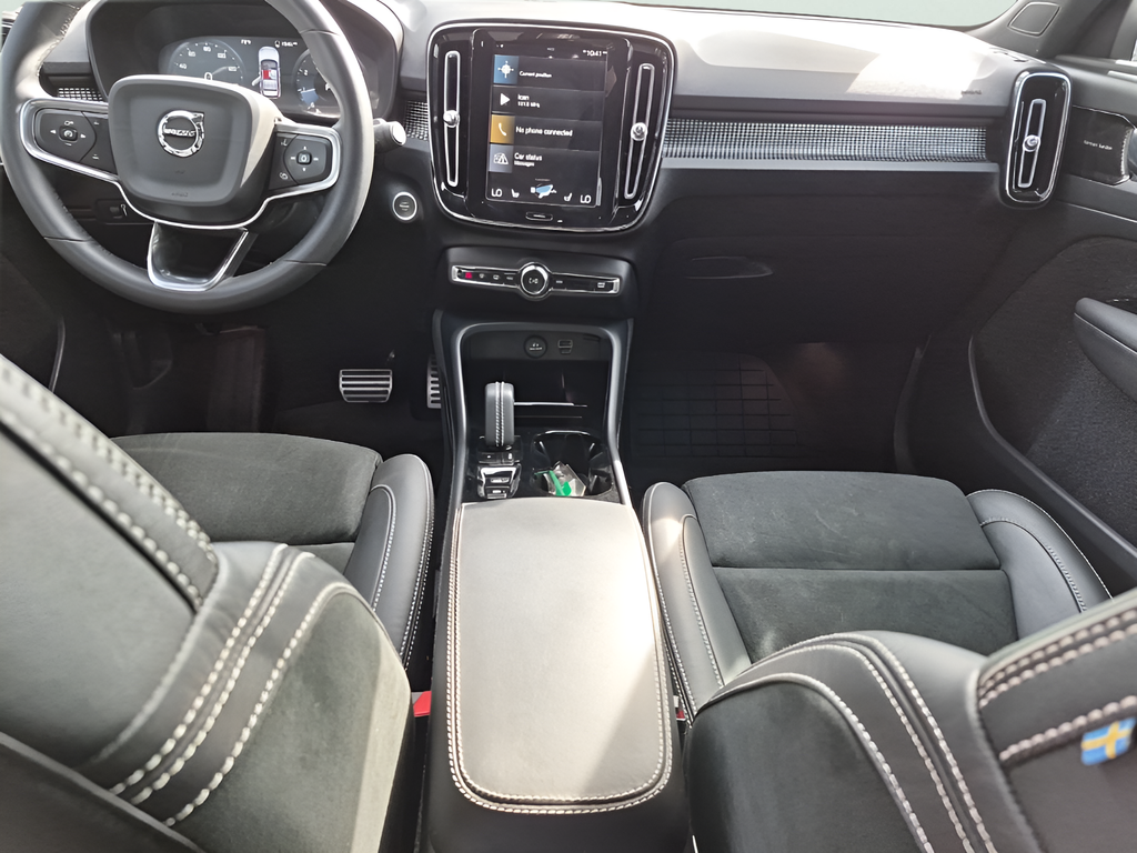 2022 Volvo XC40 R-Design