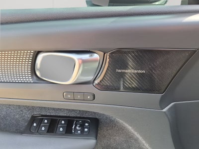 2022 Volvo XC40 R-Design