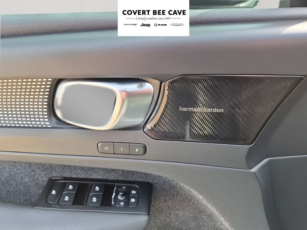 2022 Volvo XC40 R-Design