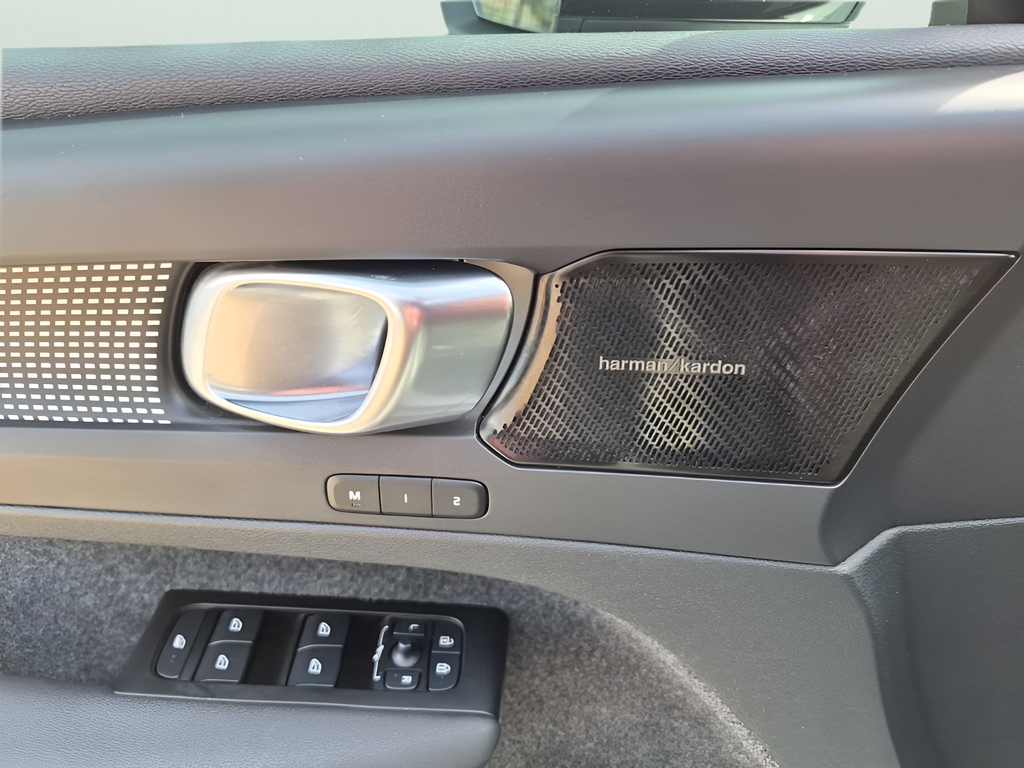 2022 Volvo XC40 R-Design