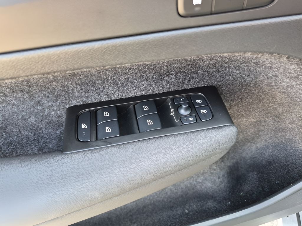 2022 Volvo XC40 R-Design