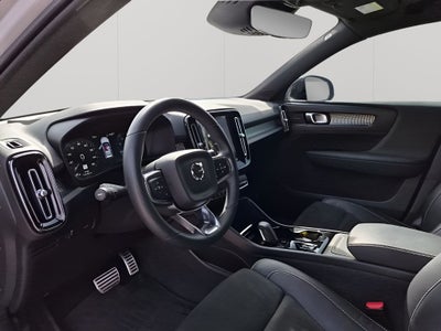 2022 Volvo XC40 R-Design
