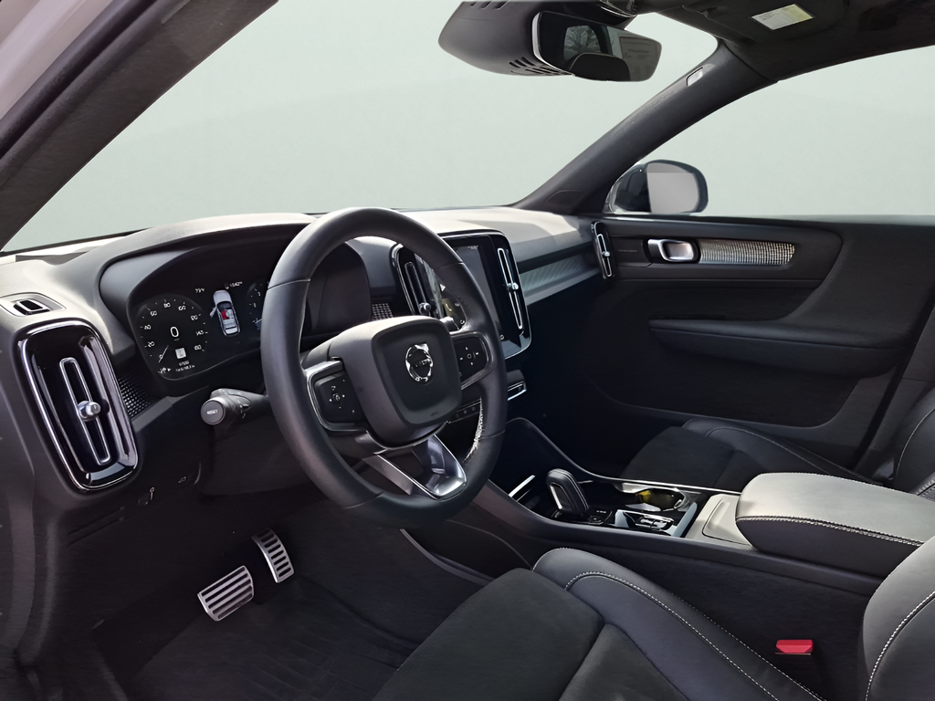 2022 Volvo XC40 R-Design