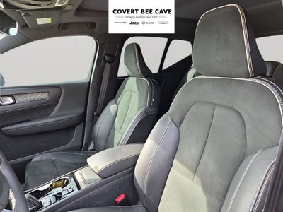 2022 Volvo XC40 R-Design