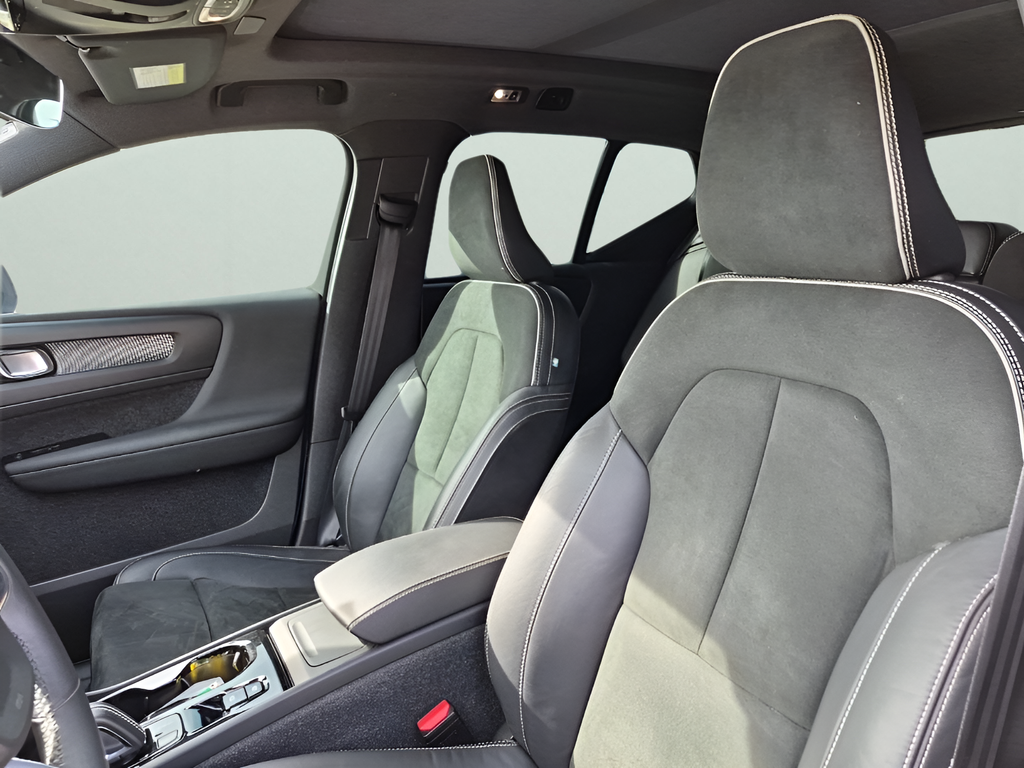 2022 Volvo XC40 R-Design