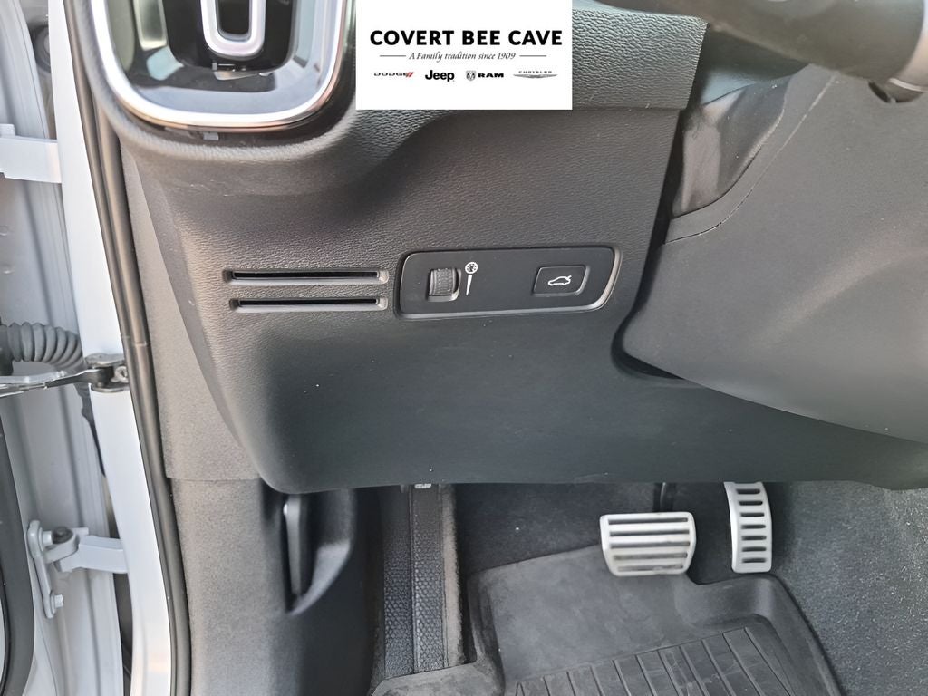 2022 Volvo XC40 R-Design