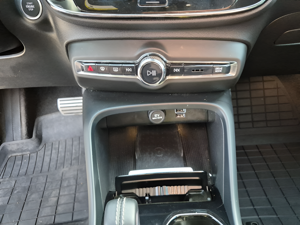 2022 Volvo XC40 R-Design