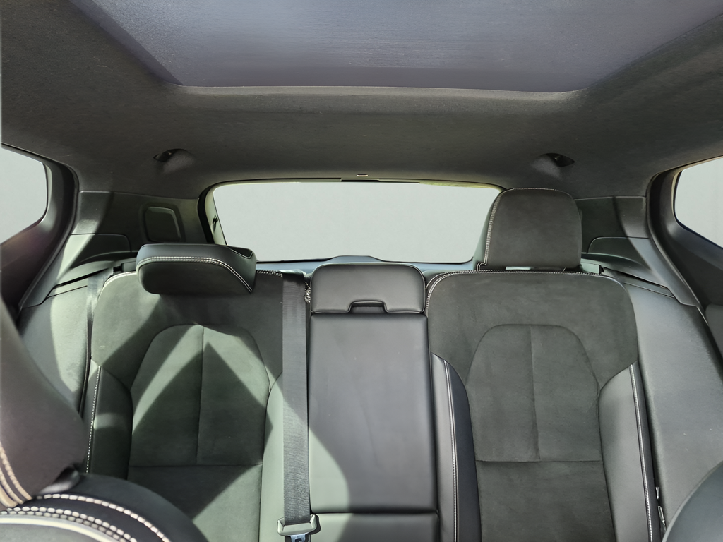 2022 Volvo XC40 R-Design