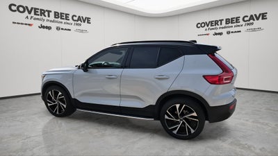 2022 Volvo XC40 R-Design