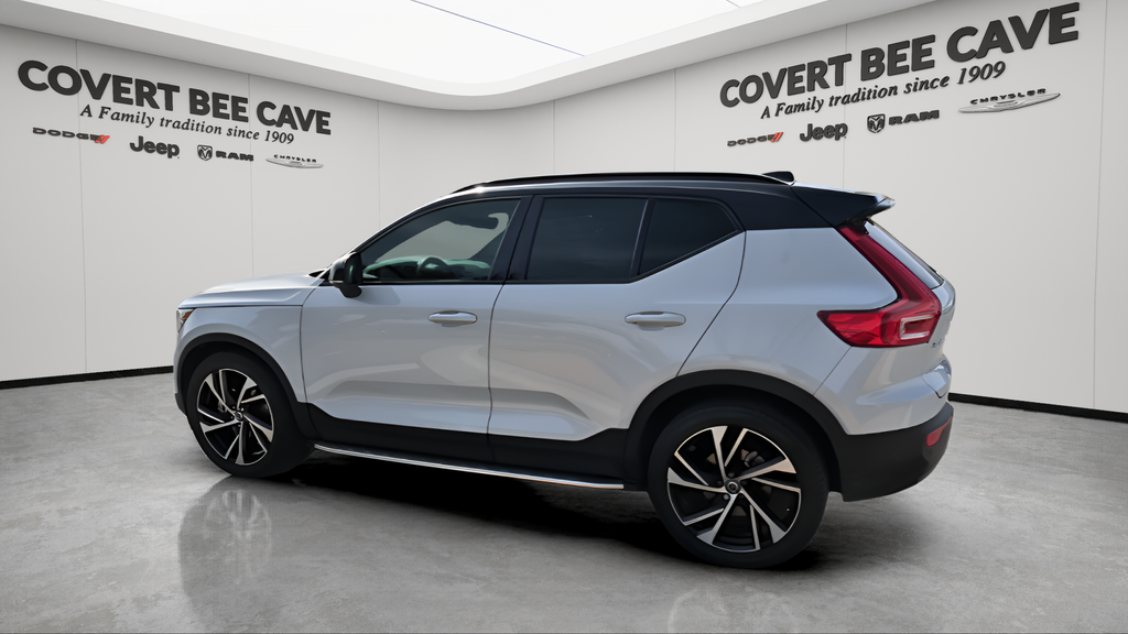 2022 Volvo XC40 R-Design