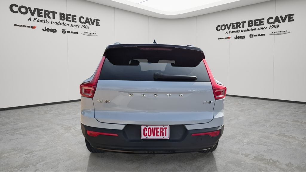 2022 Volvo XC40 R-Design