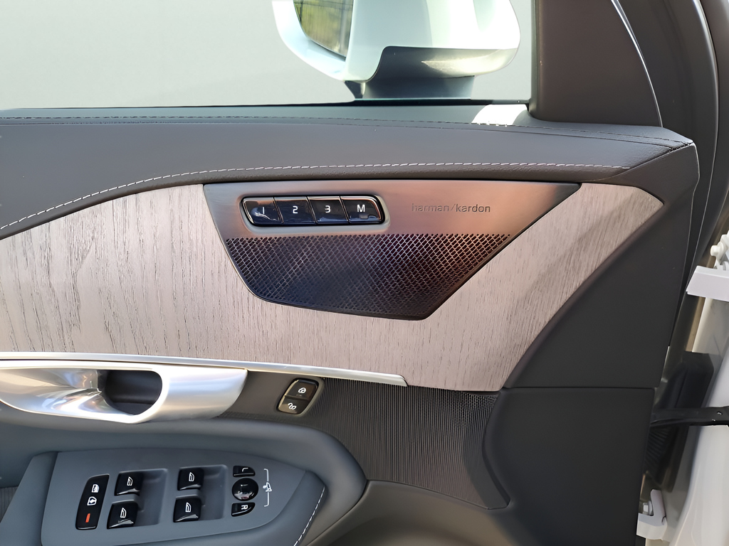 2024 Volvo XC90 Recharge Plug-In Hybrid Ultimate