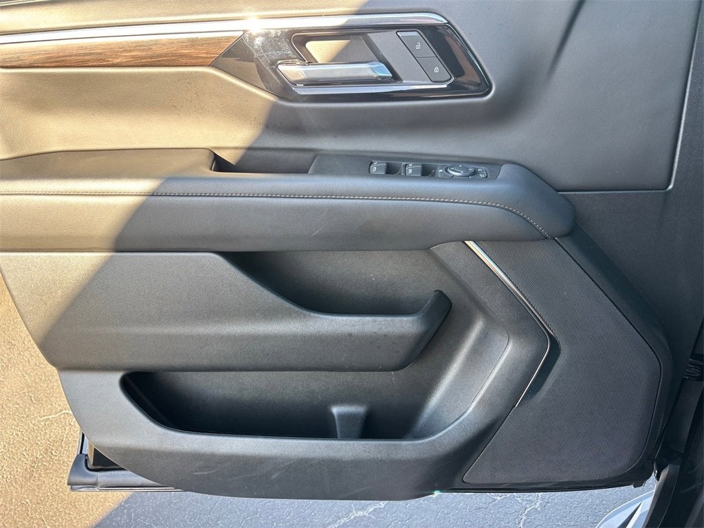 2025 Chevrolet Suburban LS