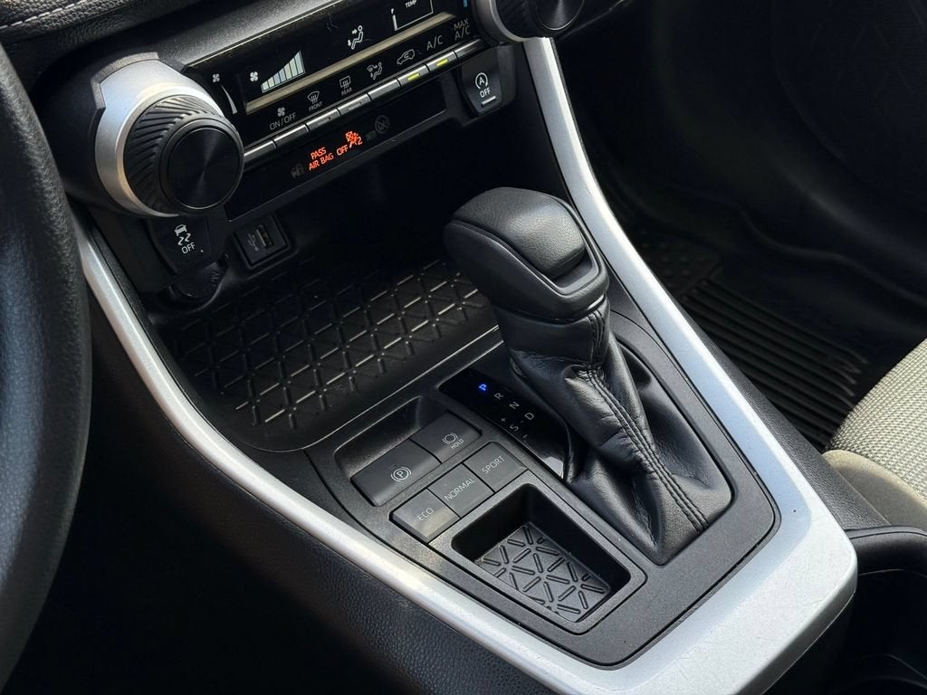 2024 Toyota RAV4 LE - Photo 16