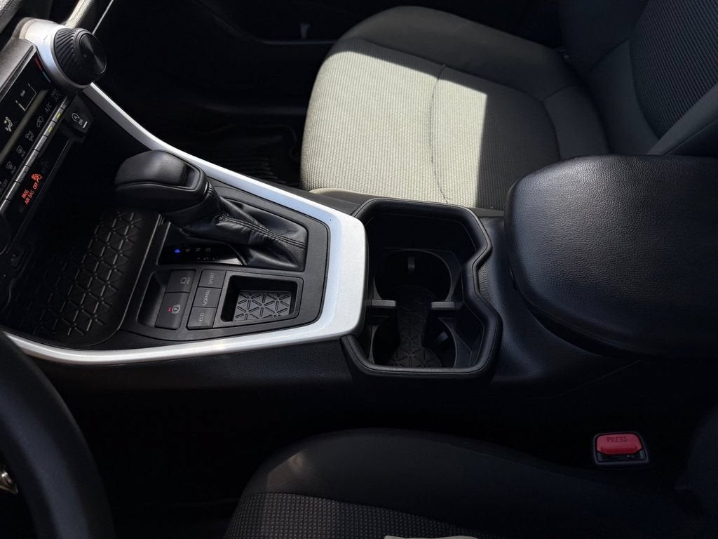 2024 Toyota RAV4 LE - Photo 17