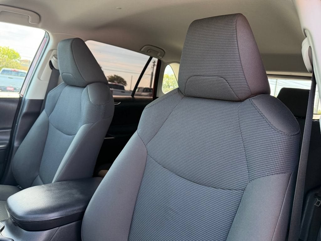 2024 Toyota RAV4 LE - Photo 9