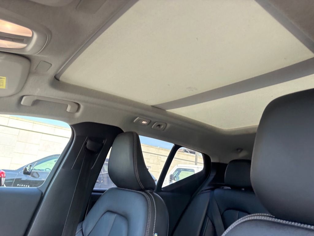 2023 Volvo XC40 Plus Bright Theme