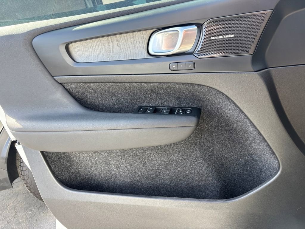 2023 Volvo XC40 Plus Bright Theme