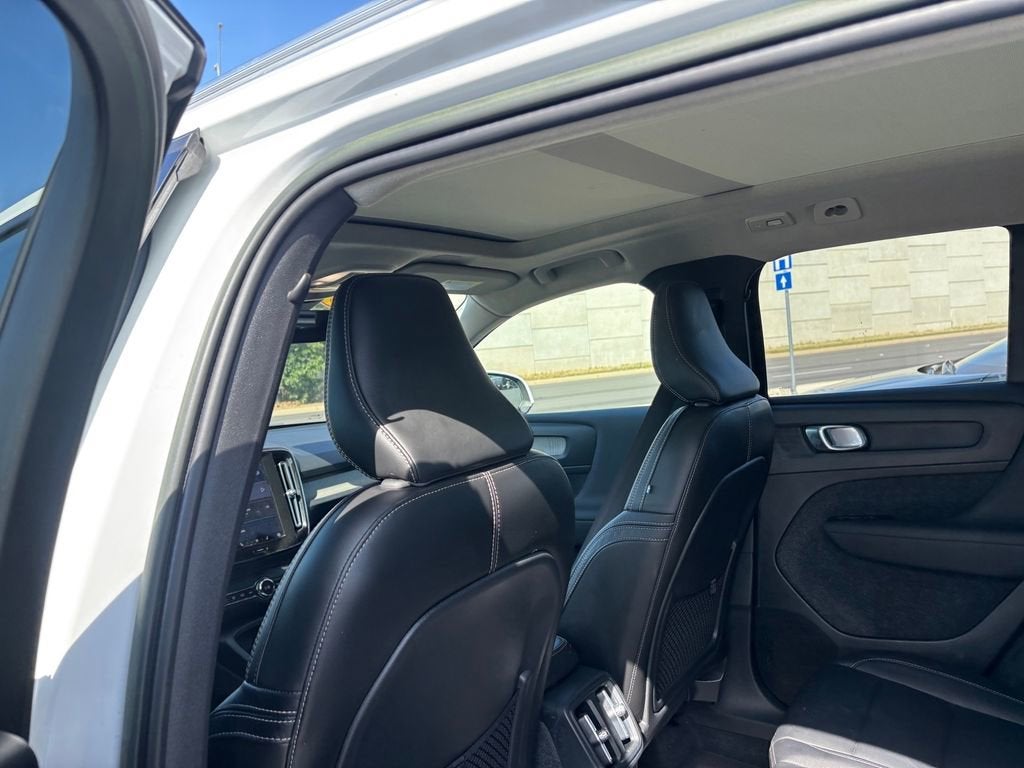 2023 Volvo XC40 Plus Bright Theme