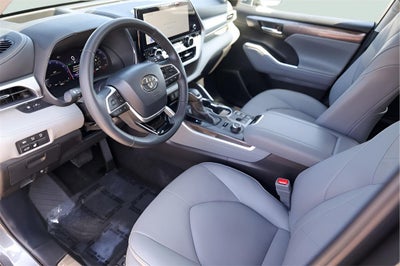 2025 Toyota Highlander Platinum