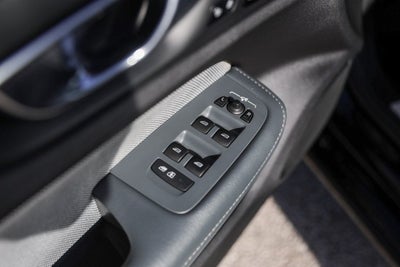 2022 Volvo S60 B5 R-Design