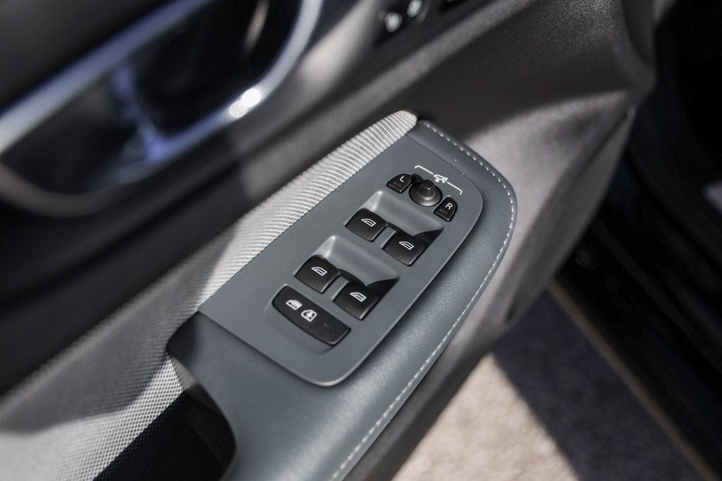 2022 Volvo S60 B5 R-Design