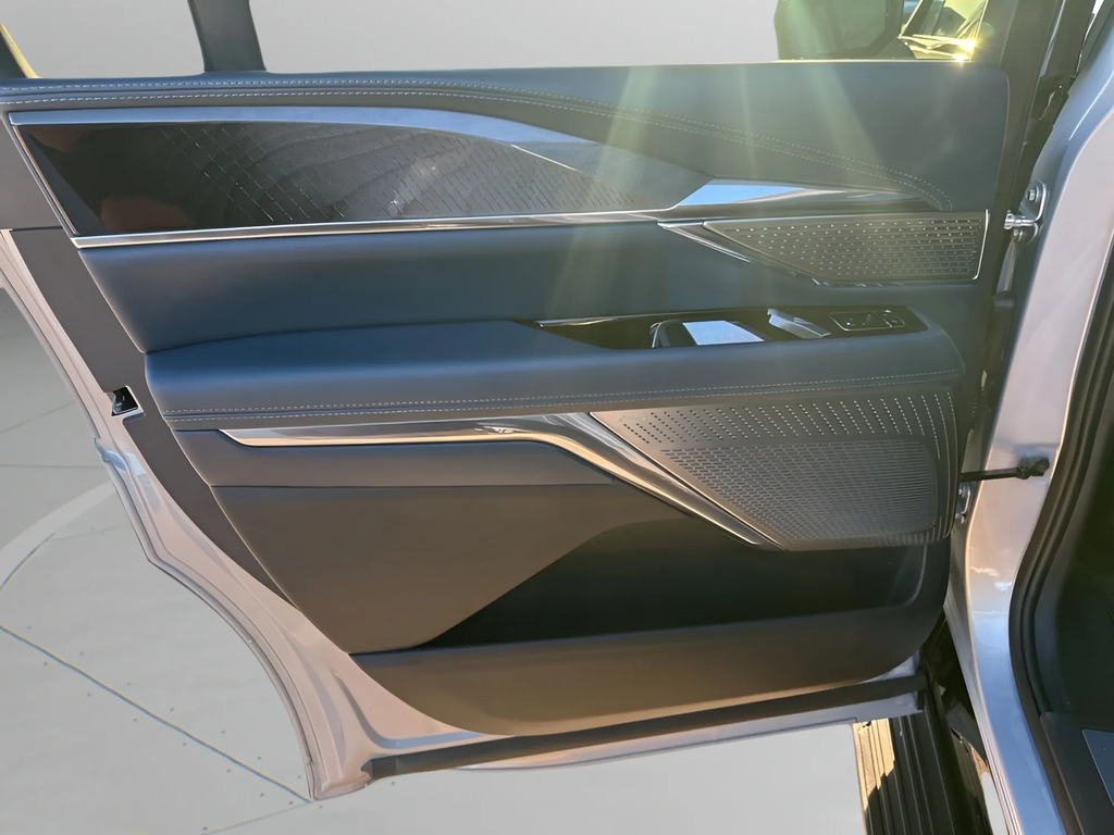 2025 Cadillac ESCALADE IQ Luxury 2