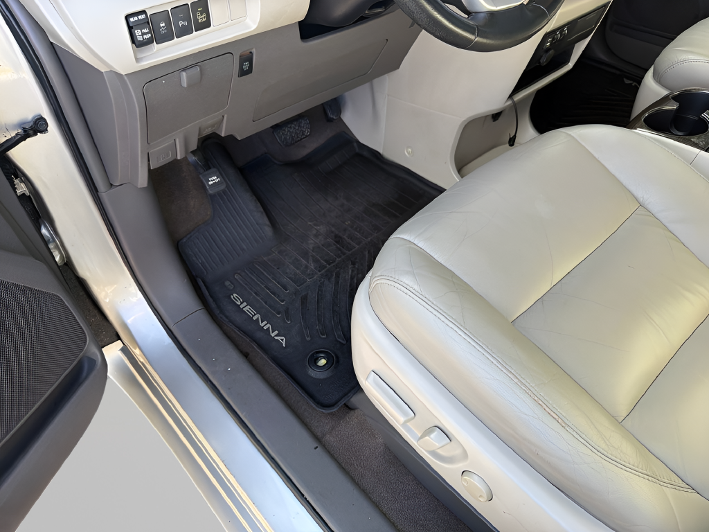 2017 Toyota Sienna XLE 8 Passenger