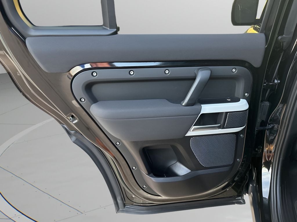 2023 Land Rover Defender 110 SE