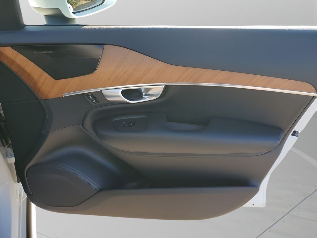 2024 Volvo XC90 B6 Plus Bright Theme 6-Seater