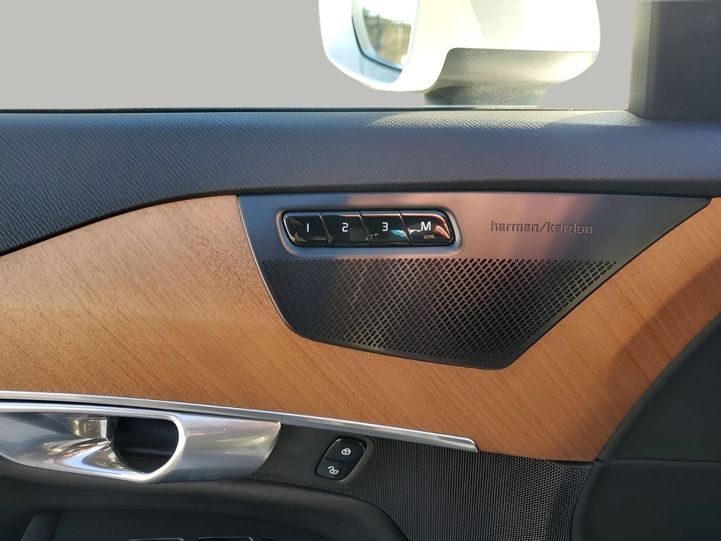 2024 Volvo XC90 B6 Plus Bright Theme 6-Seater