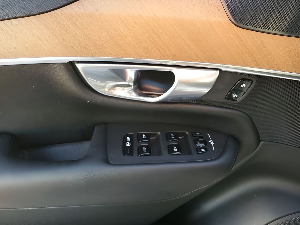 2024 Volvo XC90 B6 Plus Bright Theme 6-Seater